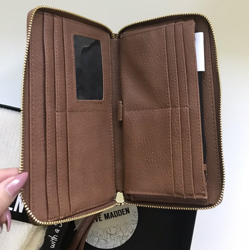 NWT Steve Madden Logo Wallet Zip Around Wrโฆ - Picture 9 of 9